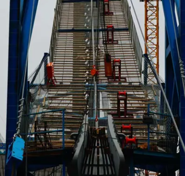 懸索橋施工中手拉葫蘆，貓道搭建的關鍵力量